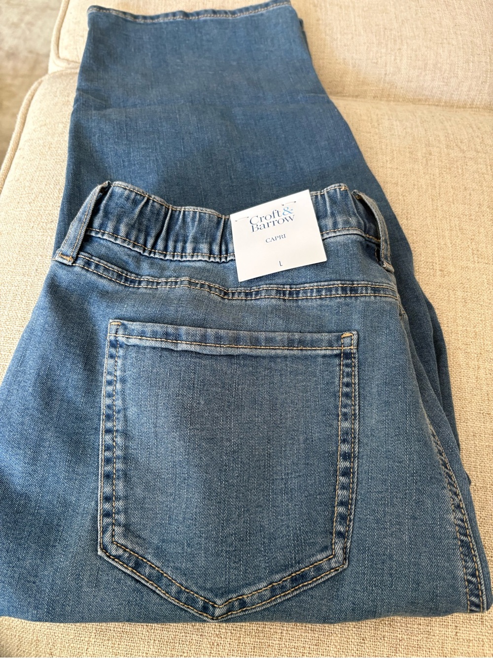 Kohl's NWT Women's Blue Denim Capri Jeans w/Slit at Hem Large $34 original